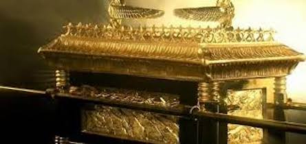 doua-coruturi-o-singura-prezenta-chivotul-legamantului-lui-Dumnezeu-cu-israel